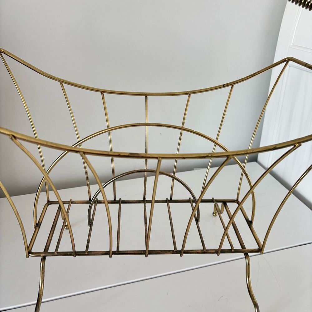 Mid-Century Modern (MCM) Atomic style magazine rack gold-toned spiral handle. - Picture 7 of 12